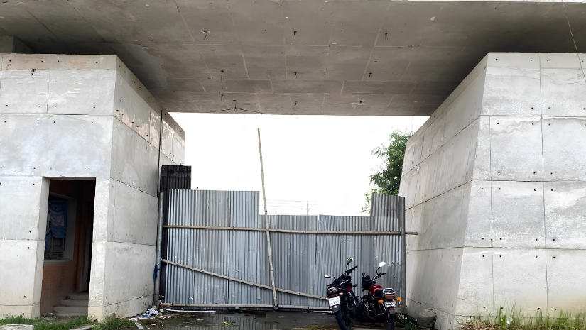 টিনের বেড়া দিয়ে চলছে গোবিপ্রবির প্রধান ফটক